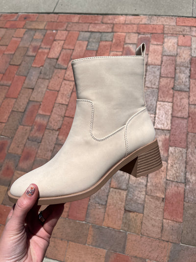 Neutral Moment Boot